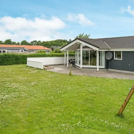 Three-bedroom Holiday In 1 Hovborg